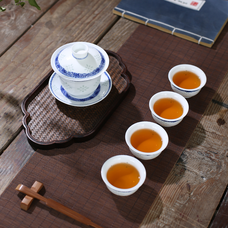 The Poly real jingdezhen manual exquisite scene hollow ceramic cups little single hand blue and white porcelain cup a cup of tea cups