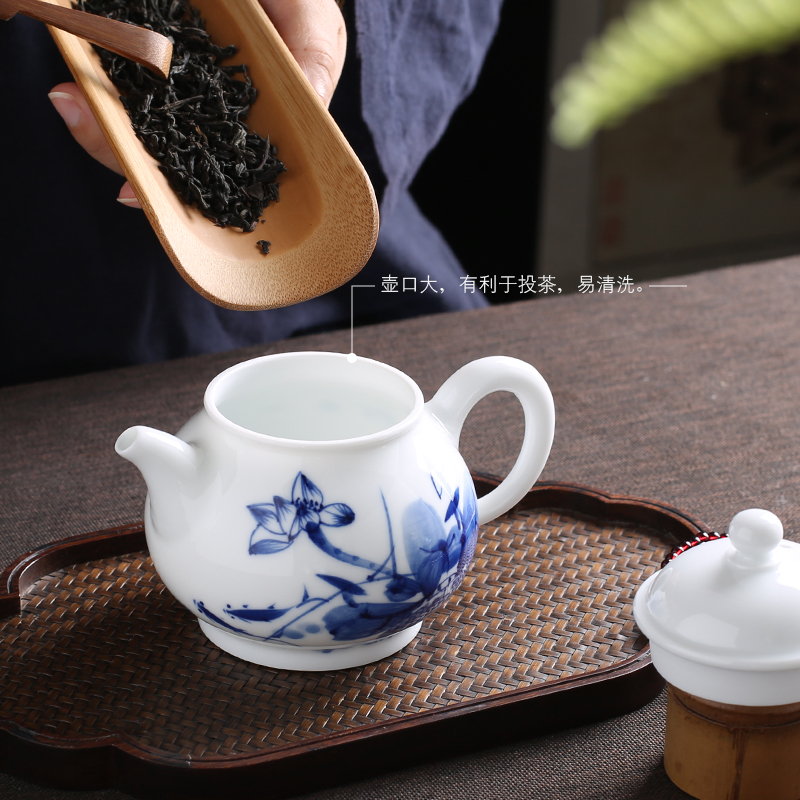 . Poly real scene of jingdezhen ceramic teapot filtering hand - made kung fu tea set of blue and white porcelain tea hand grasp small single pot