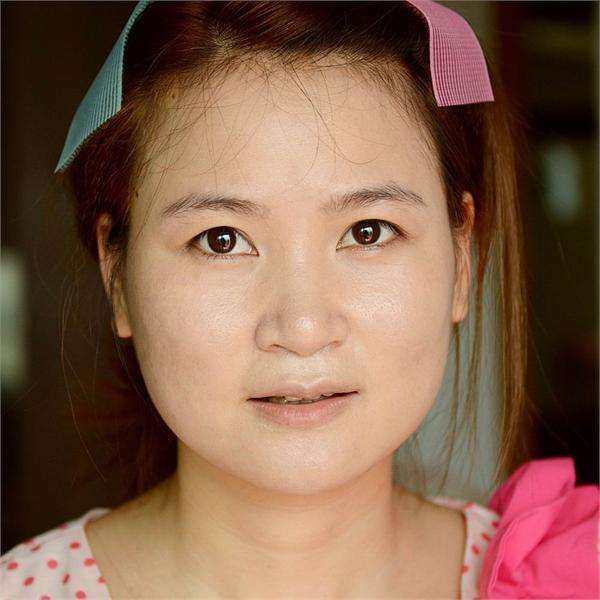 圆脸的女生要想脸蛋看起来小巧一点,可以试试v领的衣服,绝对比圆领