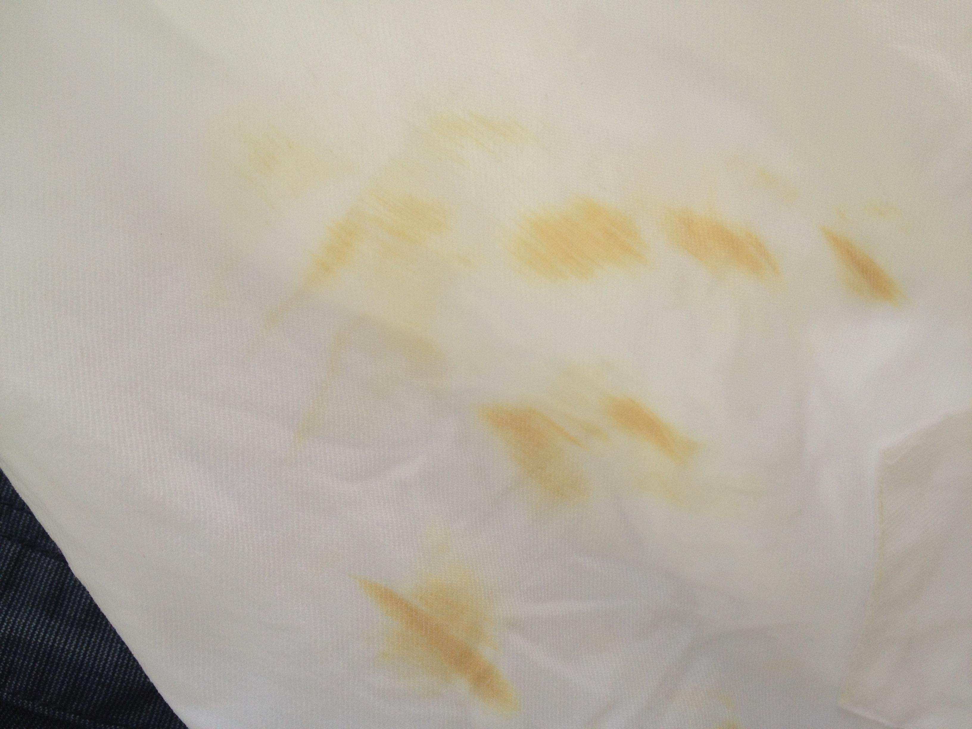 首先衣服穿久了,本来就会氧化发黄.