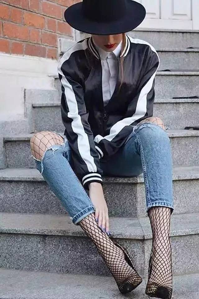 还有这样的,渔网洞眼大小不一样,但是搭配牛仔裤都是可以的 建议腿细