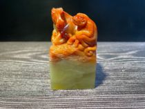 Golden frozen stone golden dragon fish handlebar piece Year of the life Mountain Stone Lao Tian Yellowstone seal engraving seal