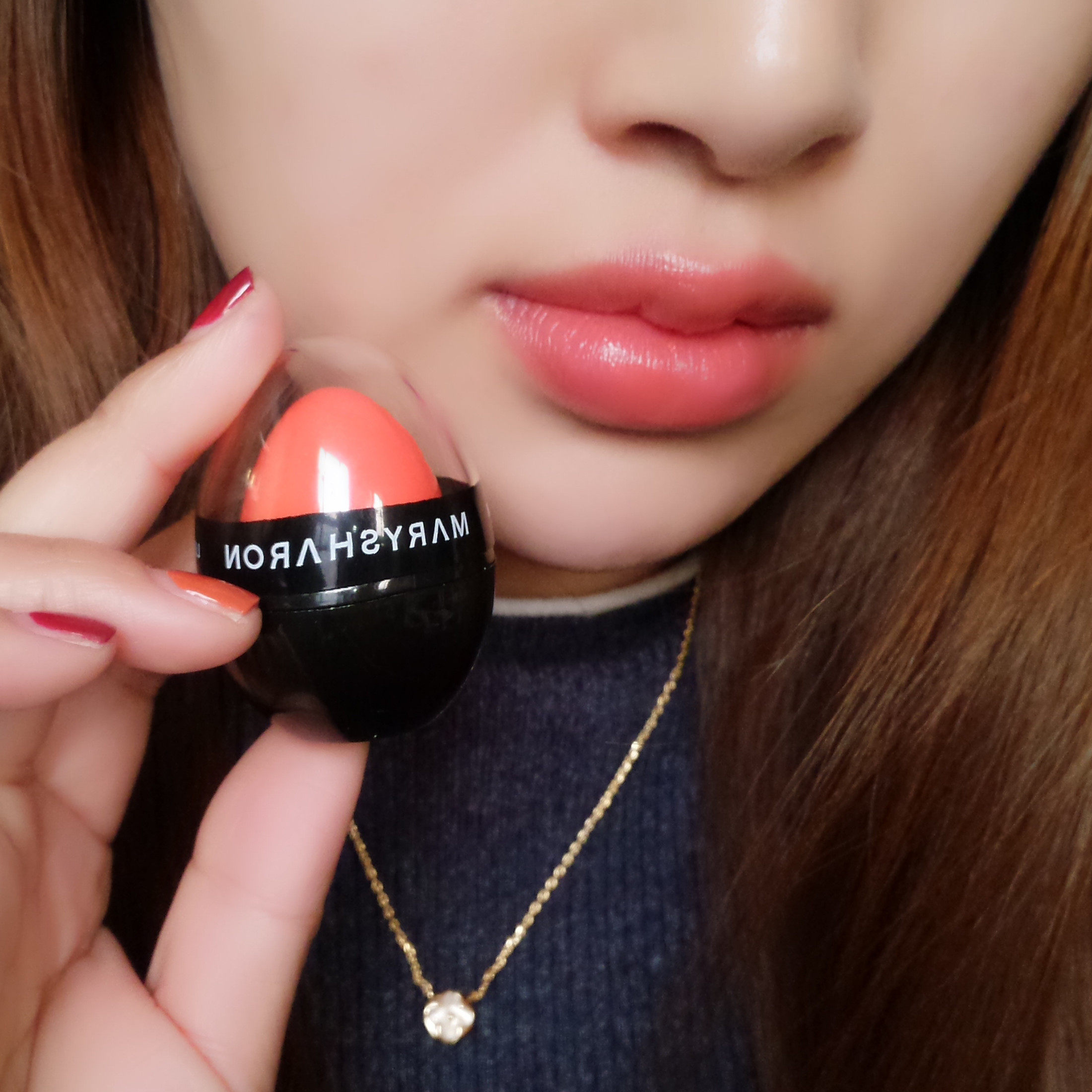 更加贴合嘴唇的形状,而且它是纯植物的萃取款式哦,是一款可以吃的口红