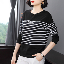 Long sleeve t-shirt female pure cotton foreign air 2022 Autumn loaded with new loose stripes to hit undershirt middle-aged moms clothes