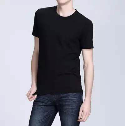 黑色t恤在夏季穿一般会比较热,因为黑色比较吸热,但是穿起来会很酷,受