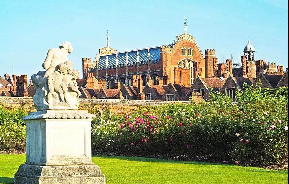 和博物馆都对外开放的,有"英国的凡尔赛宫"之称汉普顿宫,桑德林汉姆宫