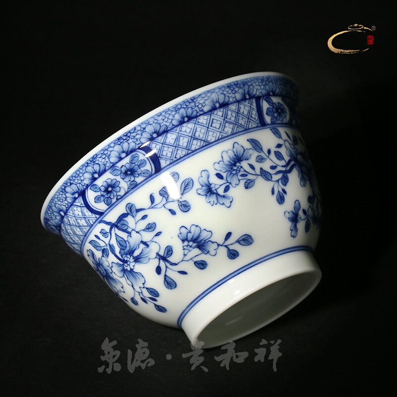 Jingdezhen blue and white tureen and auspicious hand - made kung fu tea set checking ceramic bowl three tureen tea cups