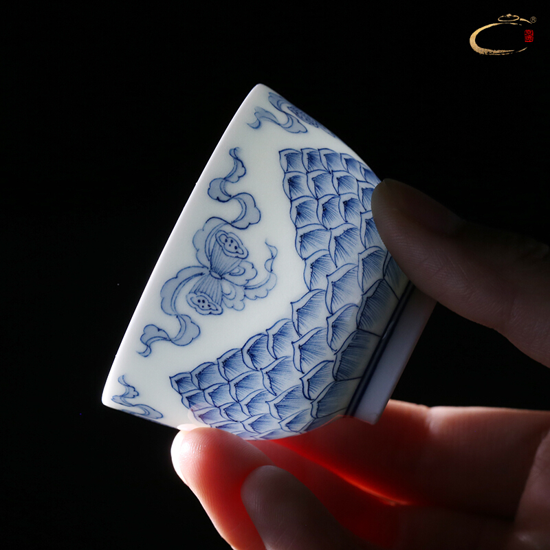 Jingdezhen blue and white youligong and auspicious good or a cup of pure manual master cup one hundred single CPU hand - made sample tea cup