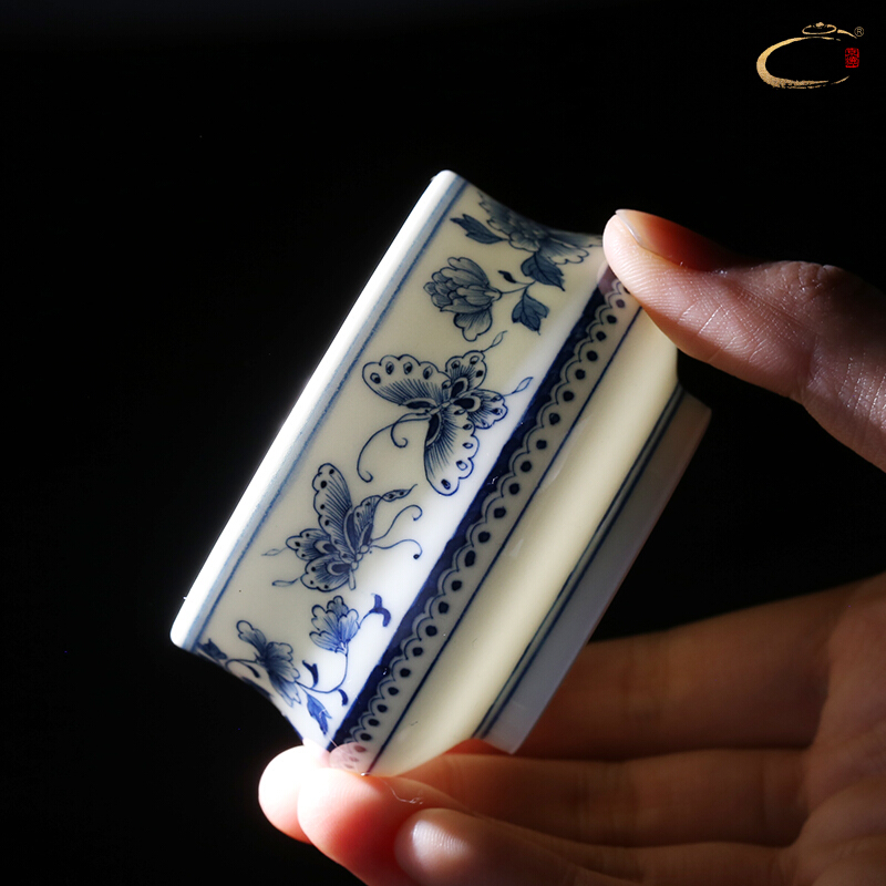 Jingdezhen blue and white flowers and auspicious pure manual master cup butterfly cup kung fu tea cup hand - made sample tea cup