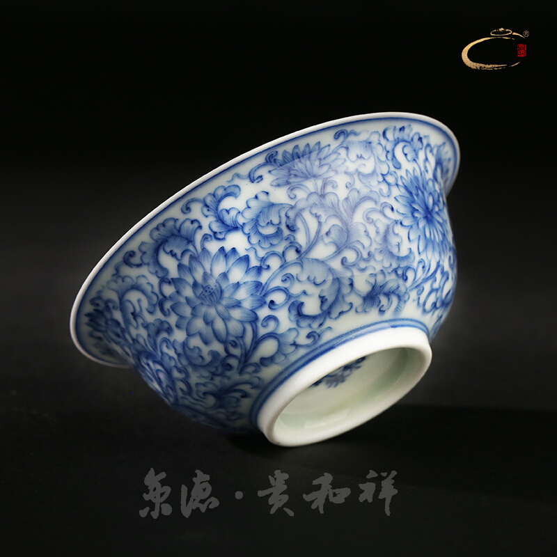 Kung fu tea cups and auspicious ceramics pure manual master cup single cup of jingdezhen blue and white color full lotus cup group