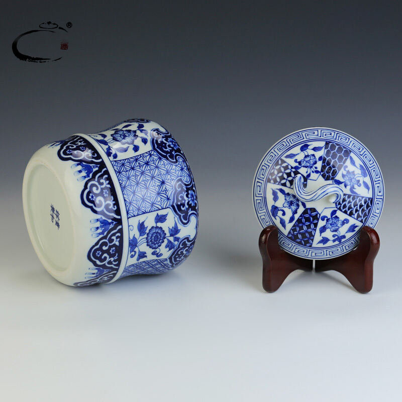 Jingdezhen blue and white porcelain and auspicious large antique tea tea pu 'er tea box box packing box