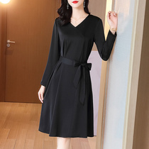 High end light luxury dress 2020 autumn and winter New French temperament waist long sleeve black foreign style Hepburn small black dress