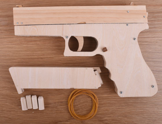 Newly modified back-blowing shell-splitting wooden rubber band gun The twelve rubber band gun Glock 17DIY assembly
Newly modified back-blowing shell-splitting wooden rubber band gun The twelve rubber band gun Glock 17DIY assembly