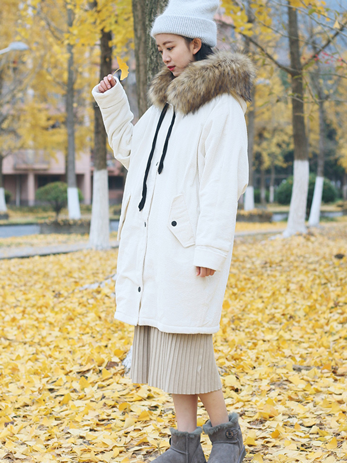 毛领是可拆卸的,冬季可以像模特模特一样搭配针织裙打底裤 雪地靴