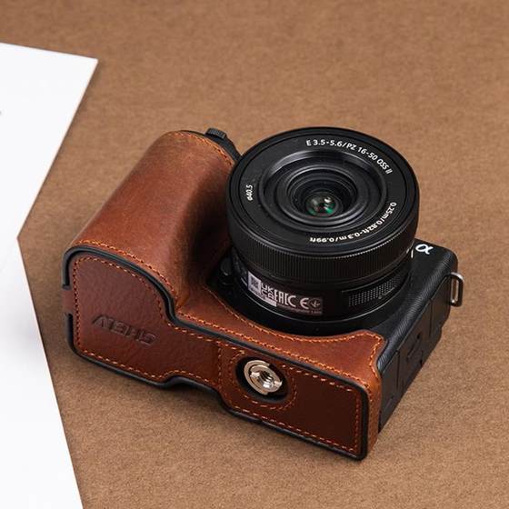 Sony A7c2 protective case camera bag a7m4 leather A7R5A7M3A6700 suitable for ZVE10 second generation leather case
Sony A7c2 protective case camera bag a7m4 leather A7R5A7M3A6700 suitable for ZVE10 second generation leather case