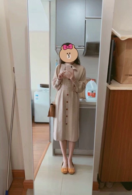 打开一看非常满意，和图片上的一样，手感柔软细腻舒适，款式时尚简洁，上身显得肤色白皙，同事们都说好看时尚显身材，一次很满意的网购。