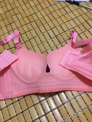 试穿效果挺好的。胸罩质量特别好,无痕的,透气性能好,穿着大小合适,效果不错,价格实惠!手感很舒服,包装不错,物流也快,客服有耐心,尺寸合适。 试穿效果挺好的。胸罩质量特别好,无痕的,透气性能好,穿着大小合适,效果不错,价格实惠!手感很舒服,包装不错,物流也快,客服有耐心,尺寸合适。