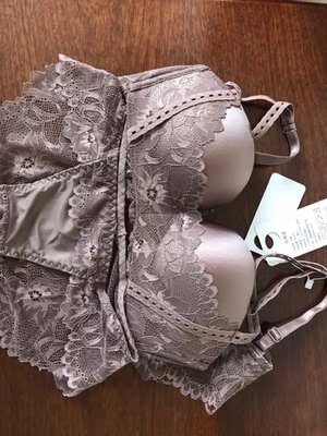 特别舒服,没有嘞的感觉。虽然买小了一个尺码~但是太喜欢了。所以留下穿了 特别舒服,没有嘞的感觉。虽然买小了一个尺码~但是太喜欢了。所以留下穿了