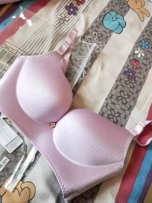 物流很快,服务态度也非常好。买回来试穿了一下,会非常聚拢。很好穿很柔软。 物流很快,服务态度也非常好。买回来试穿了一下,会非常聚拢。很好穿很柔软。