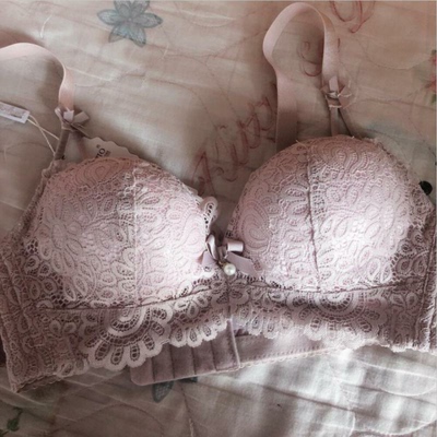 很喜欢满意，穿着舒服，很柔软的，不勒，我的飞机场穿着还有点沟沟，穿着显胸，很聚拢，罩杯胸围大小非常适合我，真的很满意，觉得比我买的一百多两百多的品牌无钢圈内衣，穿着还舒服漂亮合适。还想再买，看还有没有别的颜色