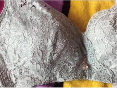 物流挺快的，衣服三天就收到了，没有钢圈穿的很舒服