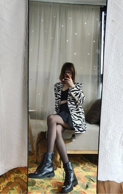 以前接受不了开当黑丝袜,但是……真香哈哈哈,黑丝袜也可以了穿得酷酷的。这家店很有格调,所以选了这家。感觉丝袜质量是挺不错的! ,这个款式超好看 ,带吊带的形状 以前接受不了开当黑丝袜,但是……真香哈哈哈,黑丝袜也可以了穿得酷酷的。这家店很有格调,所以选了这家。感觉丝袜质量是挺不错的! ,这个款式超好看 ,带吊带的形状