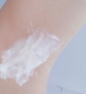 应该我用过的最满意的一款了。秒杀那些所谓的知名品牌，没有过敏或者发红的现象。气味也比较清香，而且很持久啊，过了一周了才长出了一点点。客服也很好，耐心解答各种问题，点个赞！接下来再用用看情况会回购。有需要的可以来购买，送的舒缓水也非常好用。太开心了。