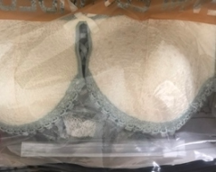 童鞋们！！省一半买滴哟！公 总~号搜：【相当好】再去买，超级棒！！！！排在最上面的那个才是哦！！今天早上收到货了，立刻试穿了一件挺舒服的，穿上去试了一下，还是很舒服的。没有束缚感。做工及穿着的舒适度无可挑剔，整个胸部都是舒展的，感觉特别好，很薄很透气，洗过也没有掉色，没有变形，而且有聚拢的效果，重要还是穿起来超级的舒服，料很亲肤，很柔软，一体成型！一点都没有压迫感，超级赞。特别舒服，很聚拢， 弹力比较大摸了材料也很舒服，穿上身很贴身舒适也不嘞特别滑，不紧绷，特别适合，这是我穿过最好穿的内衣了。