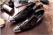 Special offer retro iron head mens leather shoes pointed toe bright leather trendy mens shoes personalized hair stylist leather shoes Europe and the United States leather foreign trade shoes