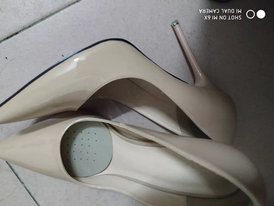 鞋子穿着很舒服,码子准确,颜色也很百搭,很不错的一款高跟鞋,喜欢尖头细高跟的妹子可以下手哦,准没错。 鞋子穿着很舒服,码子准确,颜色也很百搭,很不错的一款高跟鞋,喜欢尖头细高跟的妹子可以下手哦,准没错。