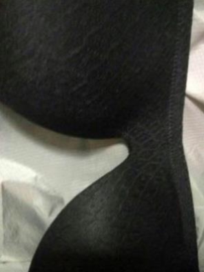 面料摸着柔滑，喜欢没有钢圈的内衣，试穿完全没有压迫感和束缚感，对胸部血液循环非常有好处，而且穿的很有型，也没什么味道，洗了之后也没发现变形和掉色的现象，颜色的话并没有什么色差，不错满意