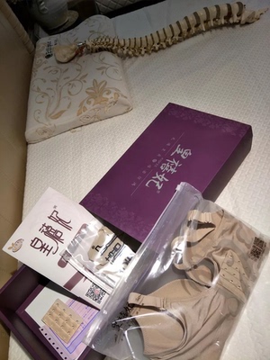 内衣没有色差，面料做工很好，聚拢防下垂效果很不错，无痕的，没有钢圈，肩带也挺宽的，穿在身上很舒服，我也很喜欢，