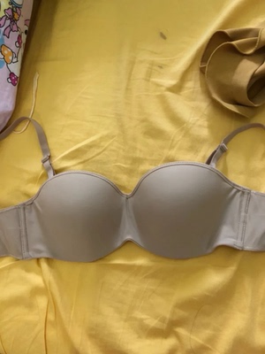 第一次买无肩带内衣。这个手感非常好，我80F，穿上超级大胸显小，我就是要这种感觉，这样显瘦，哈哈，肩带也可以穿成美背的感觉，主要是这个内衣可以托起胸部，不会让胸部掉下来，穿上也很舒服！绝对值得购买！