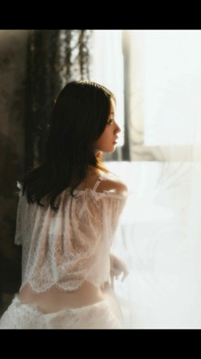 买来拍写真的，真是太美啦，特别满意，蕾丝软软的，质量很好，穿在身上不扎人，白色仙仙的也很性感，特别好！