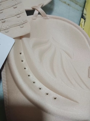 颜色很漂亮，穿着也是很舒服哦，所有内衣都是在这家买的，价格合适还很好穿。质量特别好，穿着很舒服，以前买的无钢圈的往上爬，这种的不会，而且价格非常便宜，需要的可以试试哦&nbsp;保你们不会后悔的哦，颜色很优雅，款式简单大方，文胸比实体店里便宜很多，灰常满意。很亲肤，很合适，性价比超高，比在实体店买划算&nbsp;超级好穿 舒适度高 聚拢效果也很满意的&nbsp;以后需要还会再来的哦