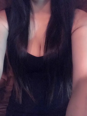 自从穿了以后，私教总喜欢揩油，时不时摸摸我的屁股，会不会被发现了，反正换衣服的时候小姐姐们都在看我，好害羞