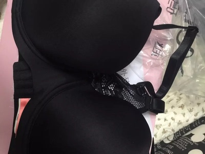 穿上挺舒服的，质量也很好，黑色的，美背穿低领的上衣都不露，，肩带也不下滑，快递特别快，之前在这家买过一次觉得不错，这次买的也很好，希望卖家多出新款。