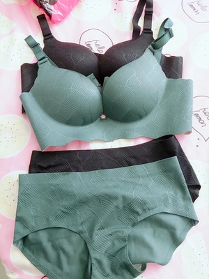 这款是很舒适面料的，手感光滑细腻，快递也非常的快。客服小姐姐非常耐心的为我们挑选合适的码数。为此我要为客服小姐姐点赞笔芯，最后祝卖家生意兴隆，财源广进，大大卖卖，笔芯笔芯笔芯爱心爱心