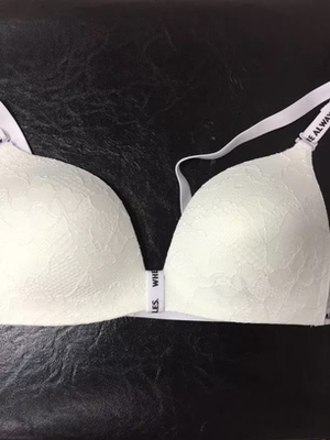 超喜欢的，面料真的超级舒服的，厚薄适中，穿起来是很轻薄的感觉，没有任何负担，这个价位两件真的是物超所值，穿在身上也不会勒，还赠送了透明肩带和衣架，洗了也不褪色，很满意，特别喜欢