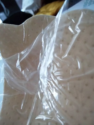 很轻薄，看着像是透气的，还没试穿，不太清楚效果怎么样