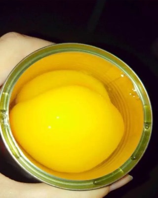 看到这种黄橙橙的颜色真的很有吸引力 因为第一次买这种罐头怕有差距也不知道味道怎么样  虽然快递慢了点但是可以接受 收到后六罐独立包装很好 打开后被惊艳到了有种舍不得吃的感觉 最后还是吃了 很甜  很软真的很好的罐头 以后肯定还会继续买的 第一次这么用心的评论。