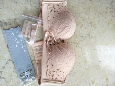 内衣颜色很喜欢，杯型也完美，特别聚拢，，，还送了俩肩带，，非常满意