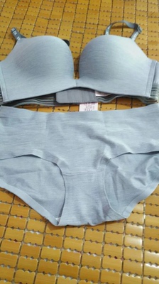 好评，我穿上身特别聚拢，后面的蕾丝一点也不扎肉，我是比较喜欢穿薄款的，如果喜欢穿特别薄的就不要下单了，下面还是有一点点厚的，正好搞活动送了一条内裤，特别好质量特别好，好评