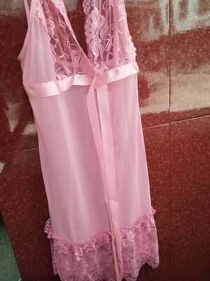 衣服摸着舒服很柔软，非常的性感迷人不过挺害羞的第一次买这么性感的衣服，老公说很好看性感，生活就是性感增加点情趣，女人不能没有一点新鲜感，要不男人也会视疲劳，谢谢店家送的礼物，下次还会再来，物流快