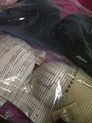 货收到了，料子摸起来很舒服，卖家还送了两个加排扣，喜欢的亲们不要犹豫了