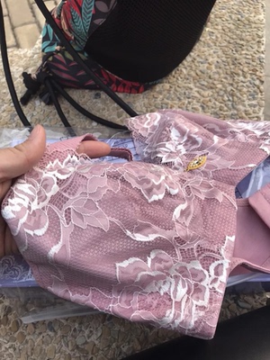 质量不错，面料很舒服，穿着聚拢，做工也好，满意的一次购物，好评