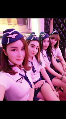 很显身材。很有空姐的感觉漂亮极了