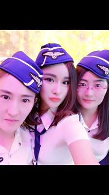 很显身材。很有空姐的感觉漂亮极了