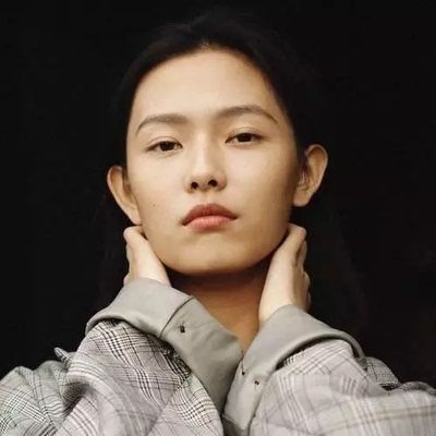 衣服厚度适中，很修身  以前没有认真评价过，不知道浪费了多少积分，这个真的不错，妥妥每次都写一-百多子,这是第N次在淘宝_上买东西了棒棒棒好厉害东西便宜而且质量好物美价廉,买的放心,吃的开心,感觉都买，上瘾了买买买根本停不下来,东西品种多而且有特别全,划算,方便，而且实惠，包装很妈，而凰没有任何损坏，会- -直支持下去,服务还可以。这是一个好评模板，因为懒,不想没个产品都写好评所以特地模仿一位阙友写下这个模板，但是这个产品无论是质量还是外形肯定是喜欢的，些果不喜欢的话,收到东西以后会生气，然后会变成喋喋不休的抱怨书,自然不可能撒下这个好评,这里写也给各值询友一一个参考,这个商品还是值得购买的,来自一-位懒惰的只爱购物不爱写评语却想换轵分的人。以前基本没有认真评价过,不知道浪费了多少飘分，这个真的不锴妥妥每决都写一百多,这是第N次在淘宦，上买东西了棒棒棒,好厉害好东西便宜而且质量好,物美价廉，买的放心。