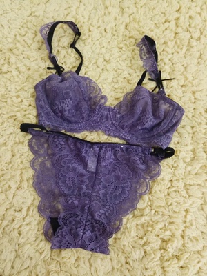 文胸很薄，质量很好，穿起来很透气